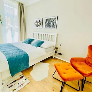 colorful-quiet-apartment-in-beautiful-viennese-building.vienna-besthotels.com/